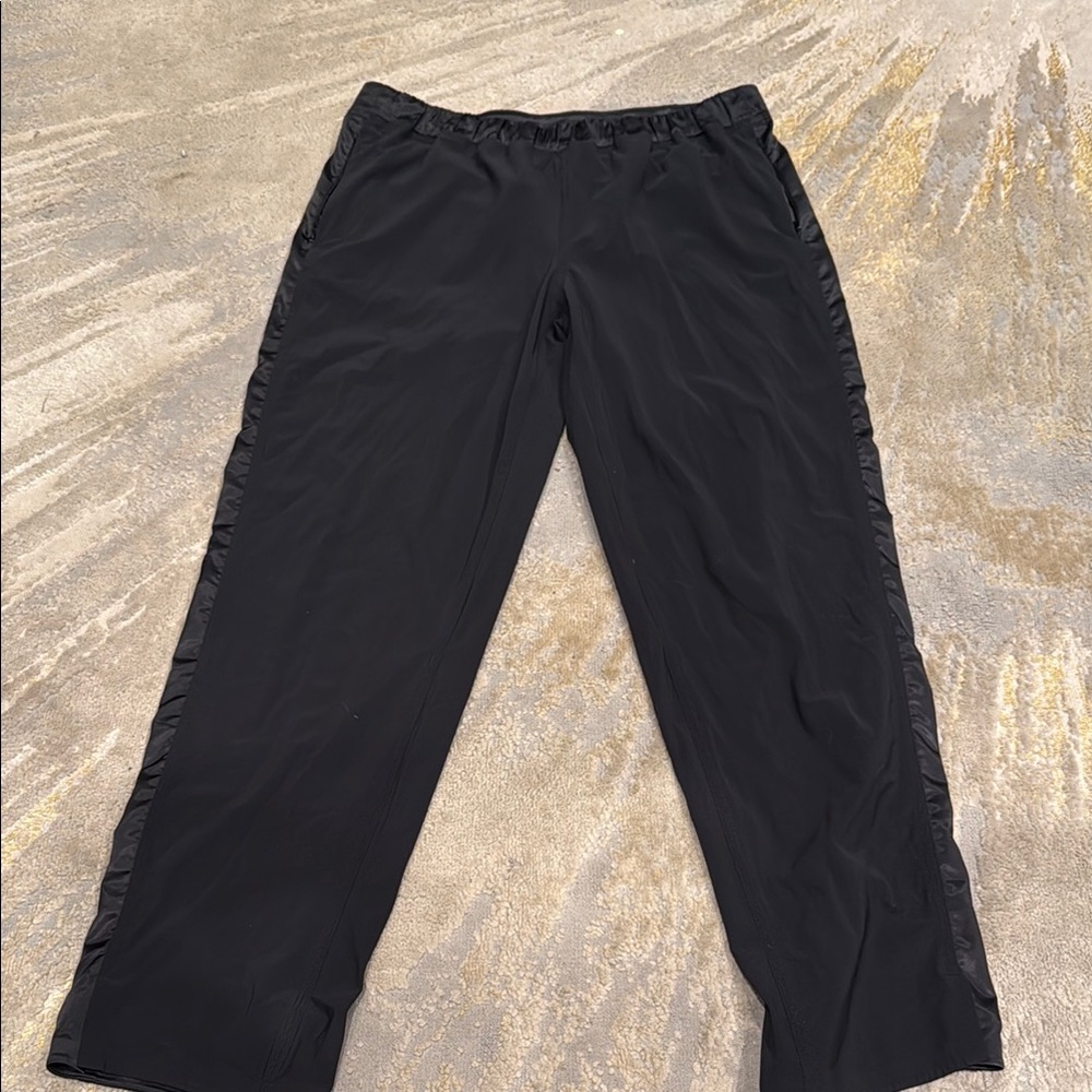 Lululemon Rise & Shine Trouser
Black size 10 in EUC black with zip pockets
